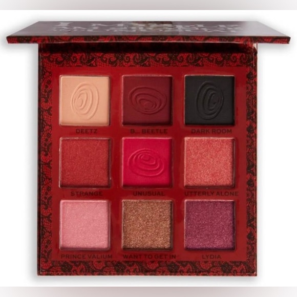 Beetlejuice 'I Myself Am Strange and Unusual Eyeshadow Palette X Revolution - Picture 2 of 11